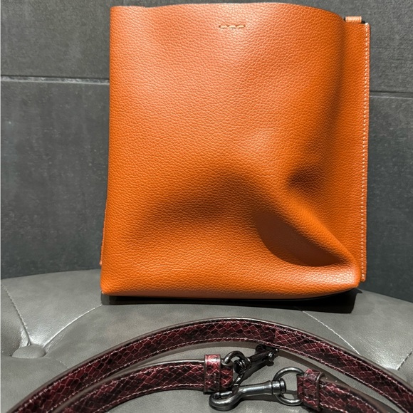 🌟SOLD!!🌟FIRM PRICE Coach Small Town Bucket Bag-2 way Bag.🧡Great Color 4 Fall🧡 - Picture 4 of 12